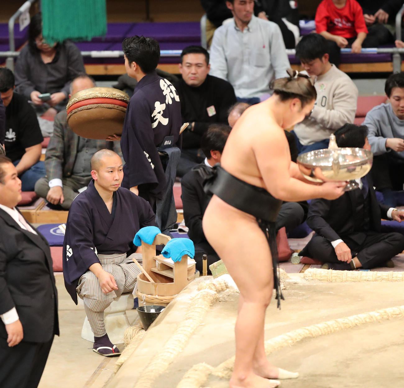大相撲九州場所千秋楽　日仏友好杯授与される霧島（撮影・梅根麻紀）