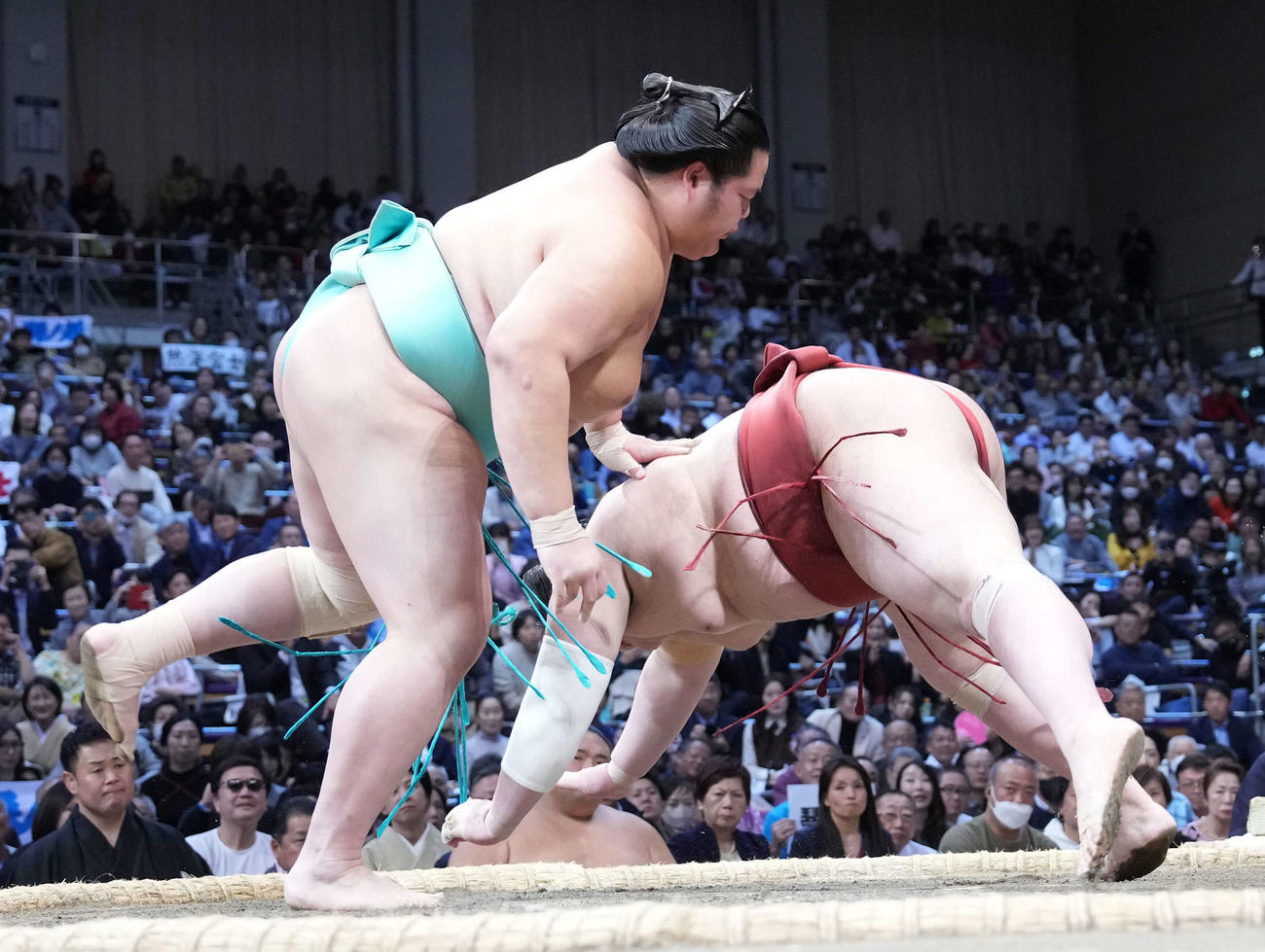 琴ノ若（左）は熱海富士を引き落としで破る（撮影・小沢裕）