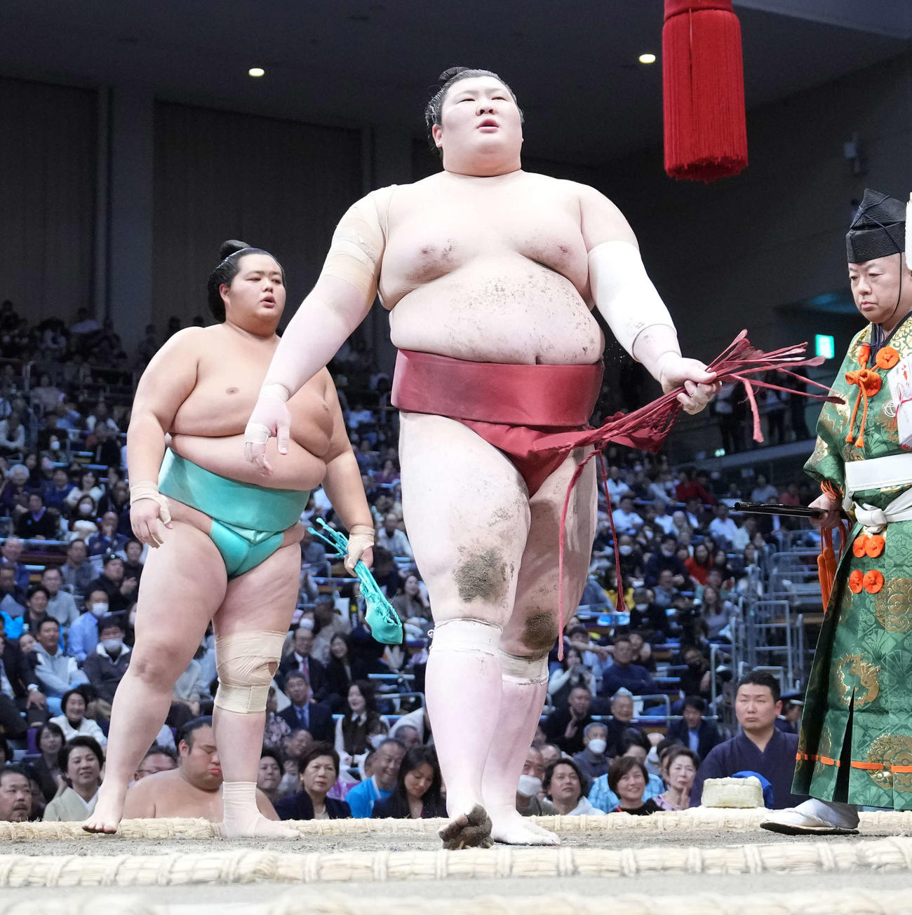 熱海富士は琴ノ若（左）に引き落としで敗れる（撮影・小沢裕）