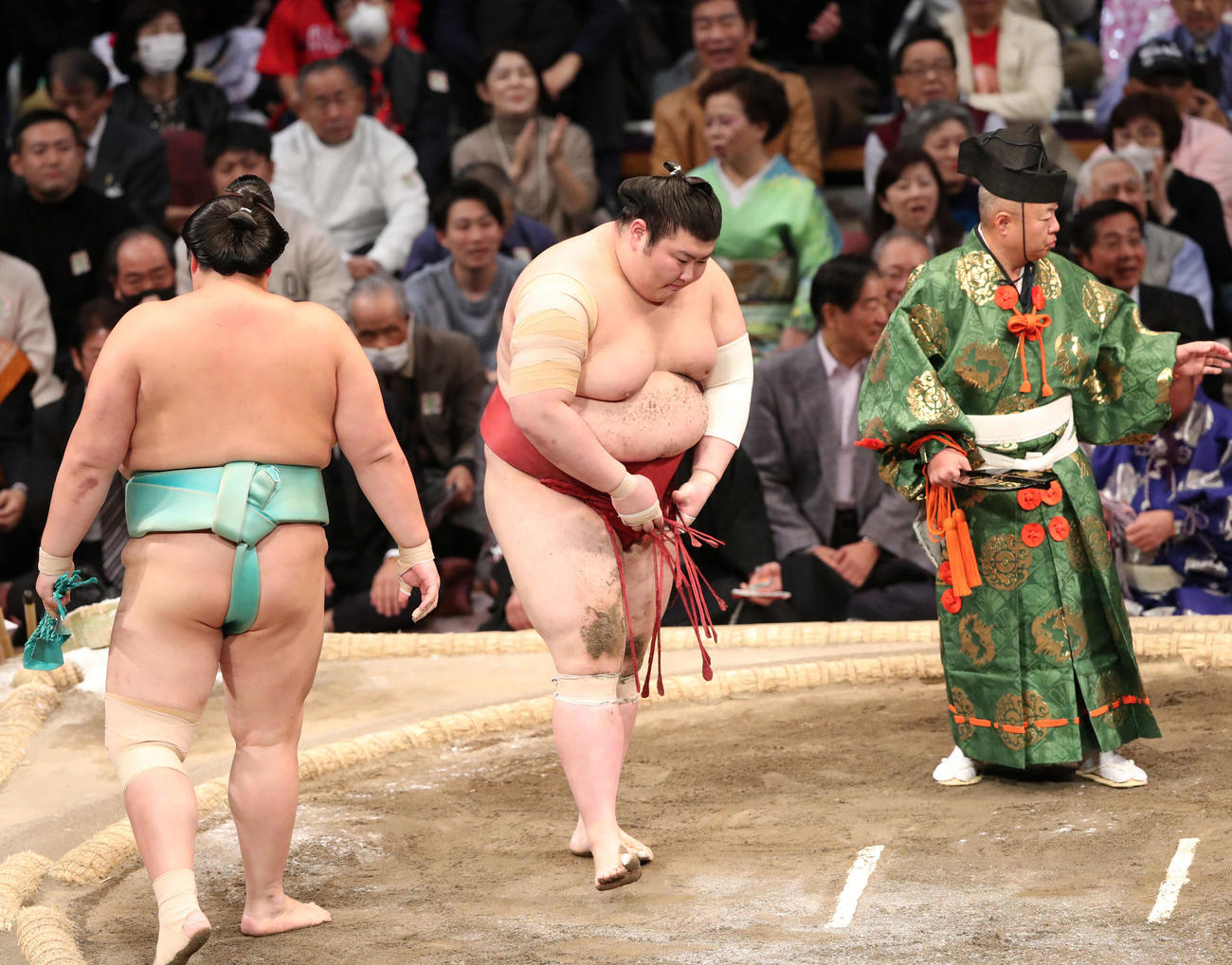 琴ノ若（左）に引き落としで敗れて肩を落とす熱海富士（撮影・梅根麻紀）