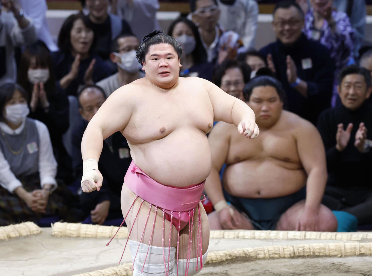 北青鵬を押し倒しで破り、勝ち越しを決めた宇良（共同）