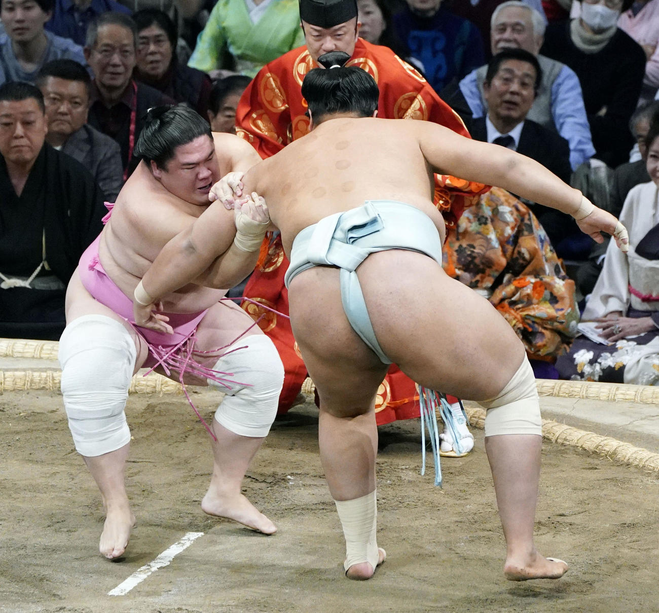 北青鵬（右）を攻める宇良。この後、押し倒しで破る（共同）