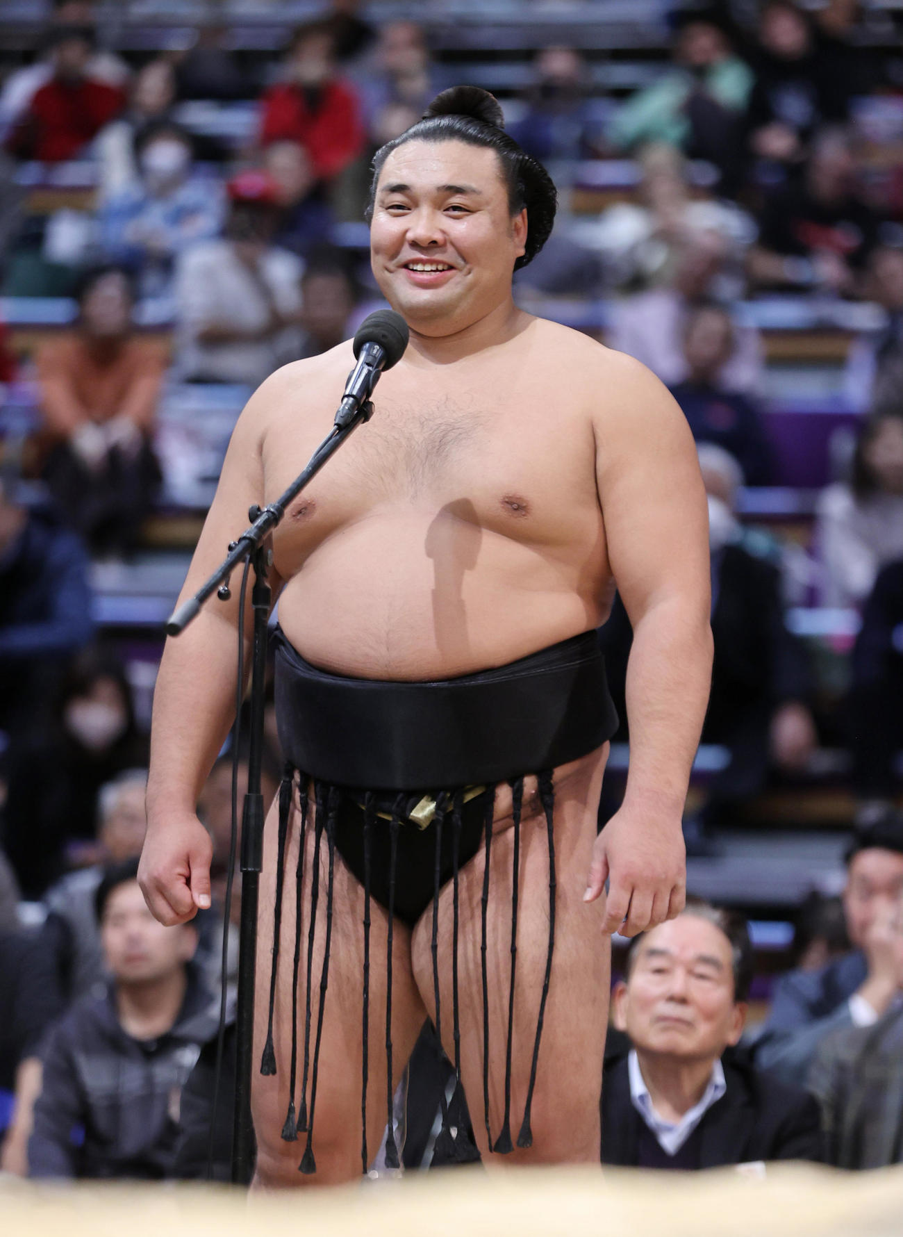 優勝インタビューに応じる霧島（代表撮影）