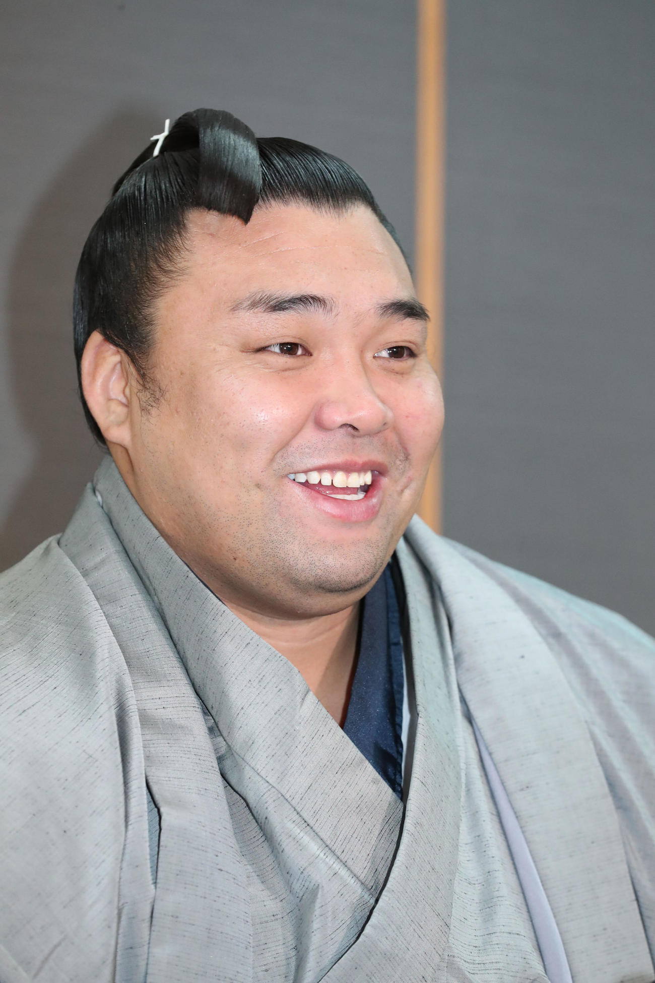 優勝から一夜明け、報道陣の質問にこたえる霧島（撮影・梅根麻紀）