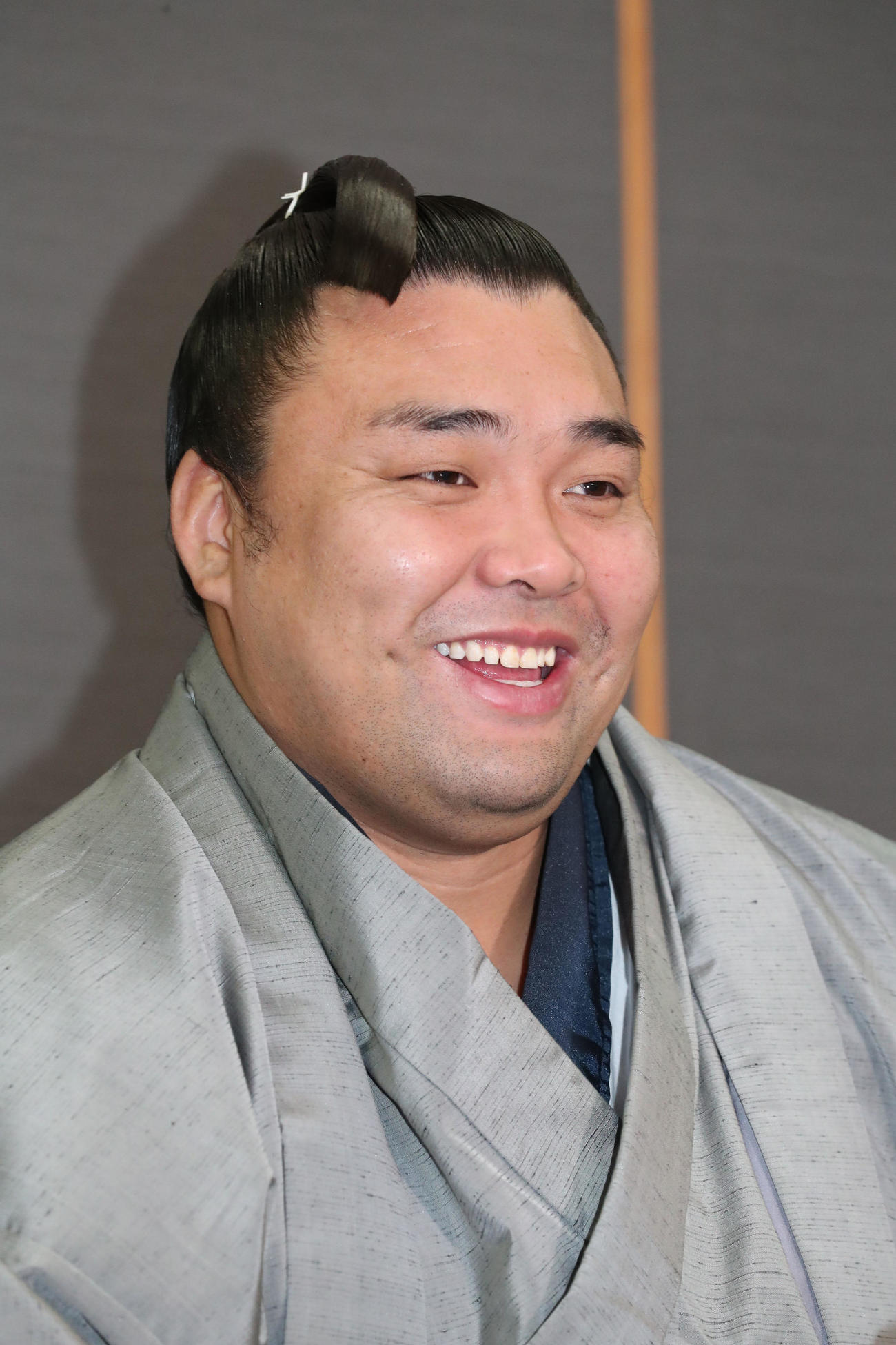 優勝から一夜明け、報道陣の質問にこたえる霧島（撮影・梅根麻紀）