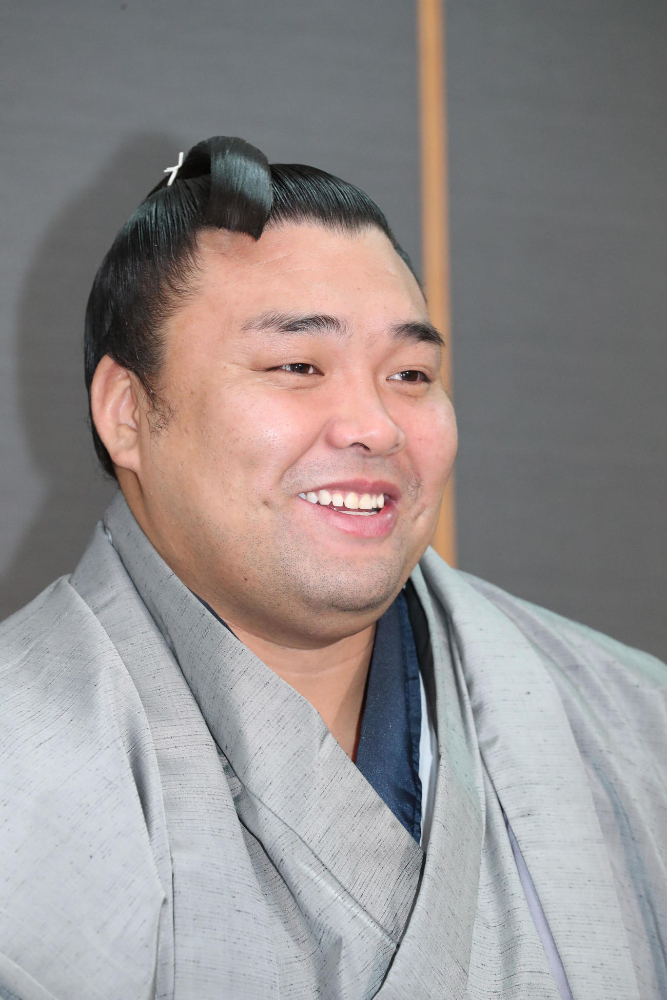 優勝から一夜明け、報道陣の質問にこたえる霧島（撮影・梅根麻紀）