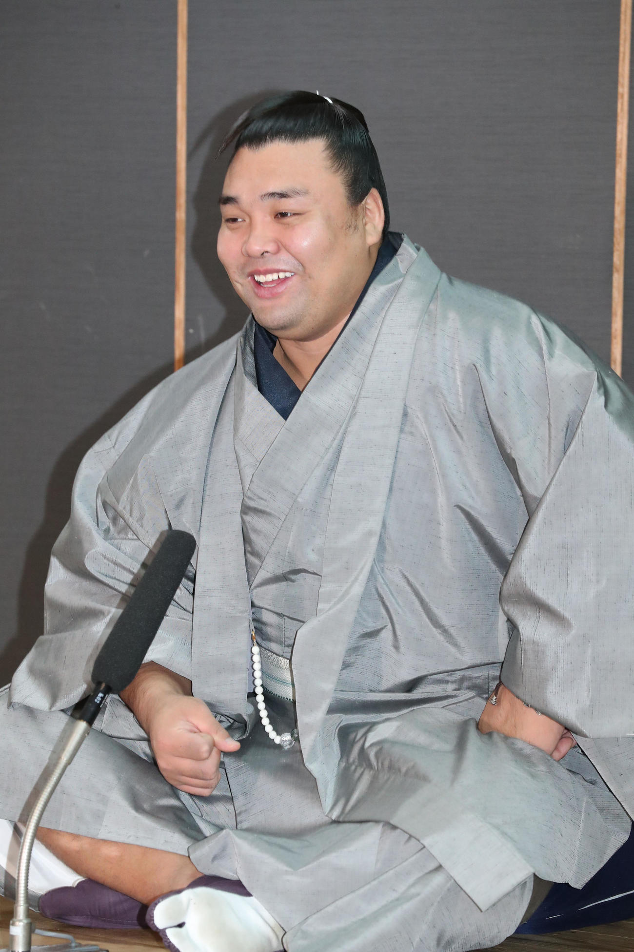 優勝から一夜明け、報道陣の質問にこたえる霧島（撮影・梅根麻紀）