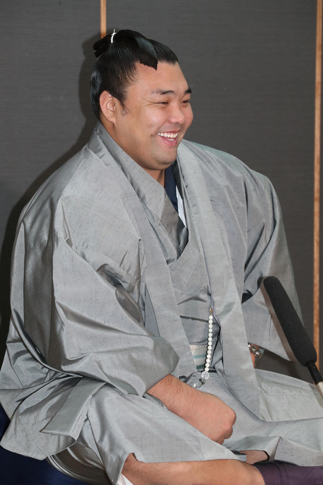 優勝から一夜明け、報道陣の質問にこたえる霧島（撮影・梅根麻紀）