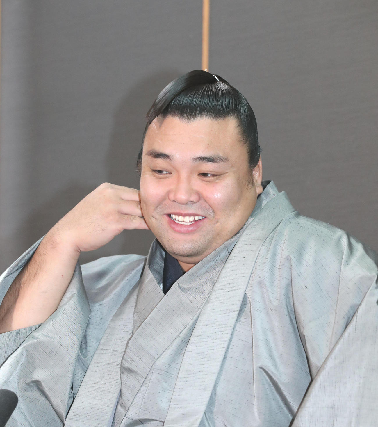 優勝から一夜明け、報道陣の質問にこたえる霧島（撮影・梅根麻紀）