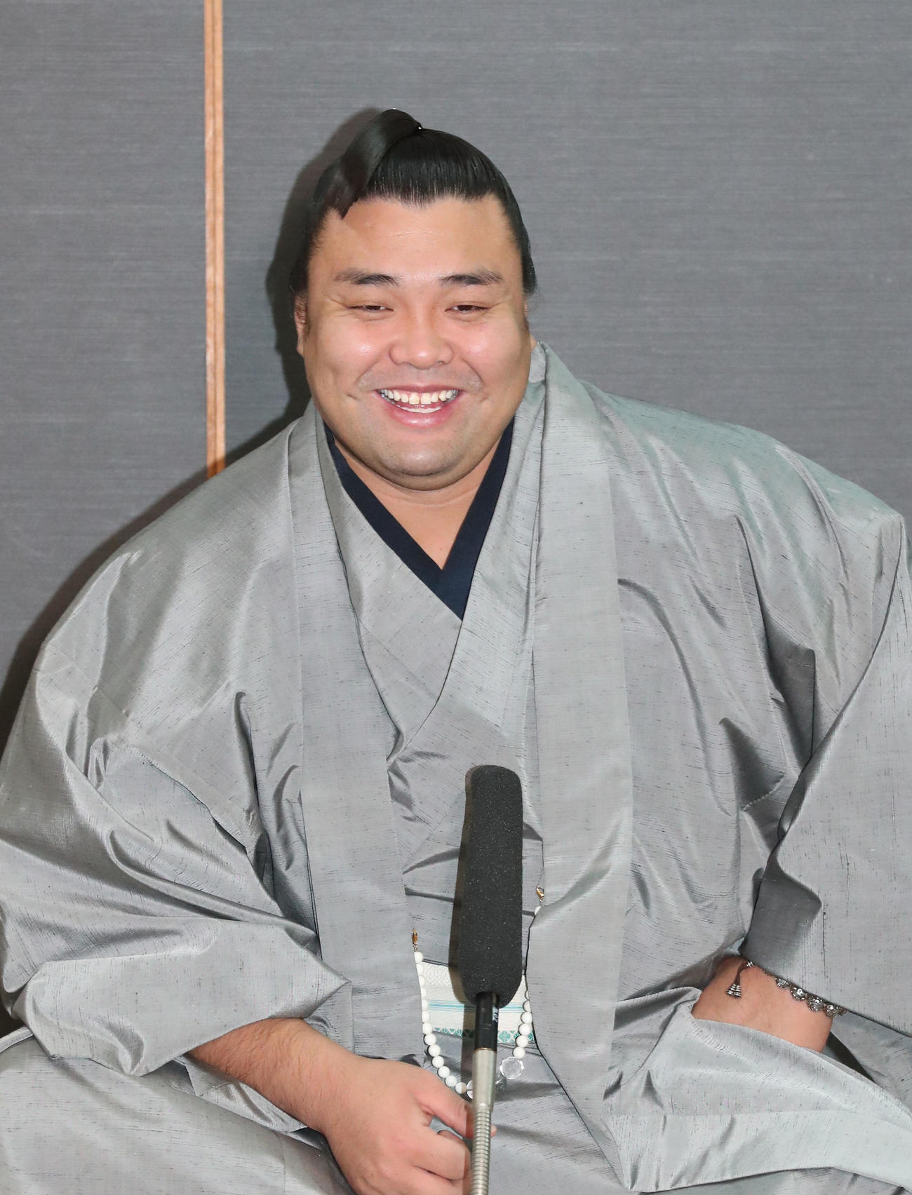 優勝から一夜明け、報道陣の質問にこたえる霧島（撮影・梅根麻紀）