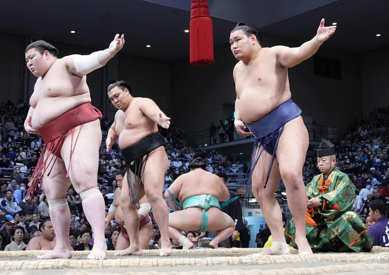 三役土俵入りを務める左から熱海富士、霧島、豊昇龍（2023年11月26日撮影）