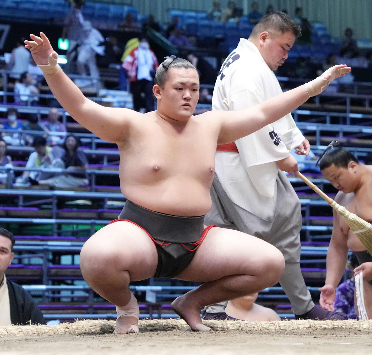 2023年7月17日、塵手水（ちりちょうず）を切る千代獅子