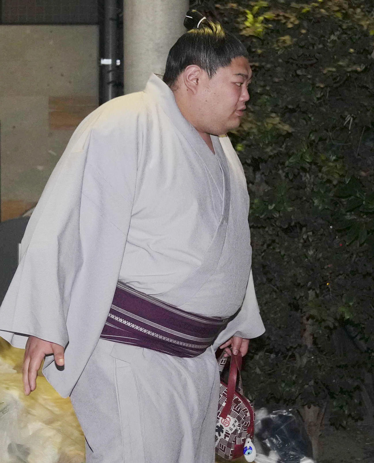 ご遺体が戻った錣山部屋に入る阿炎（撮影・狩俣裕三）