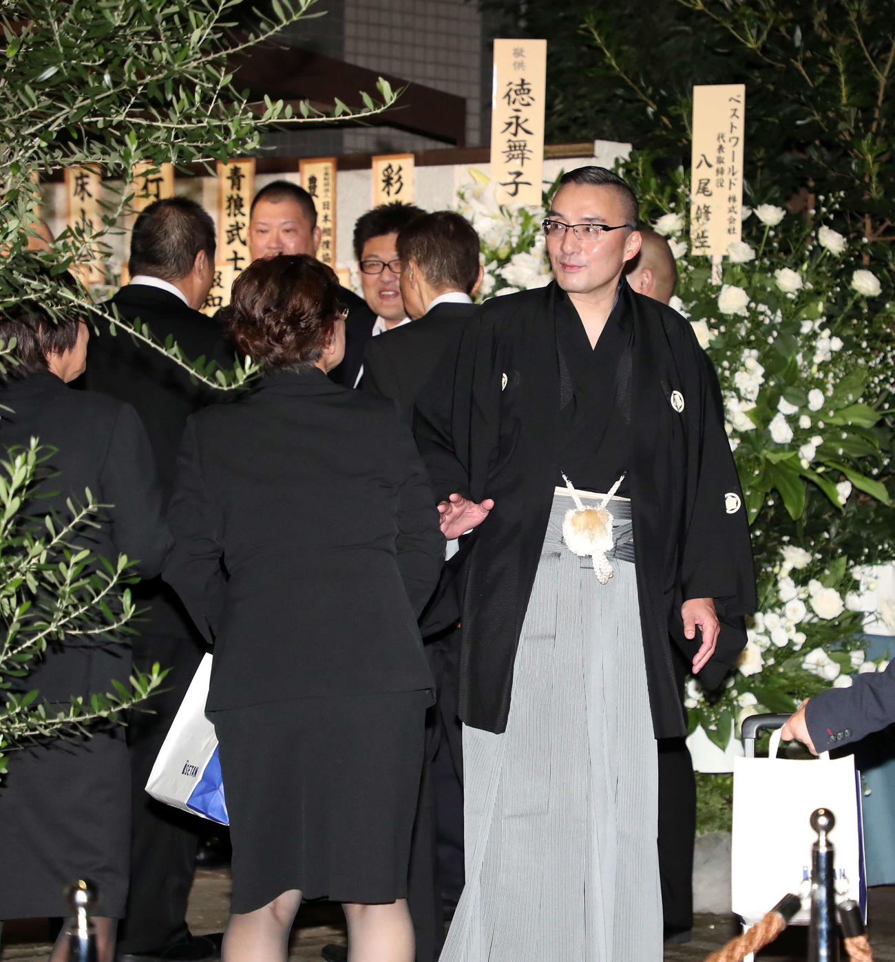 元関脇逆鉾の井筒親方の通夜を終え、参列者を見送る錣山親方（2019年9月撮影）
