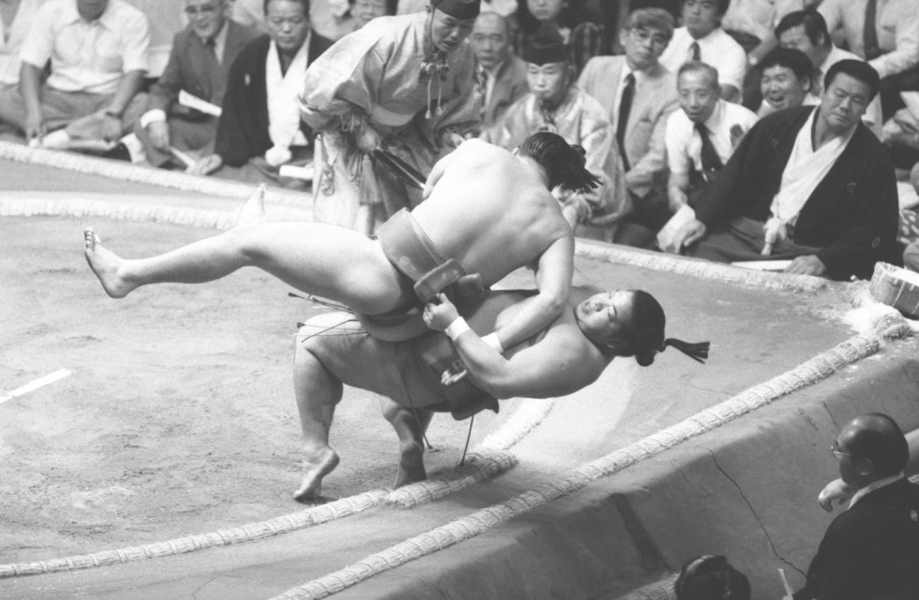 大相撲　秋場所4日目　西前頭2枚目寺尾（寄り倒し）東小結保志　初顔のサンパチ対決は、土俵際で体を入れ替えた寺尾を保志（下＝61代横綱北勝海）が執念のうっちゃりを試みたが、軍配は寺尾に（1985年9月11日撮影）