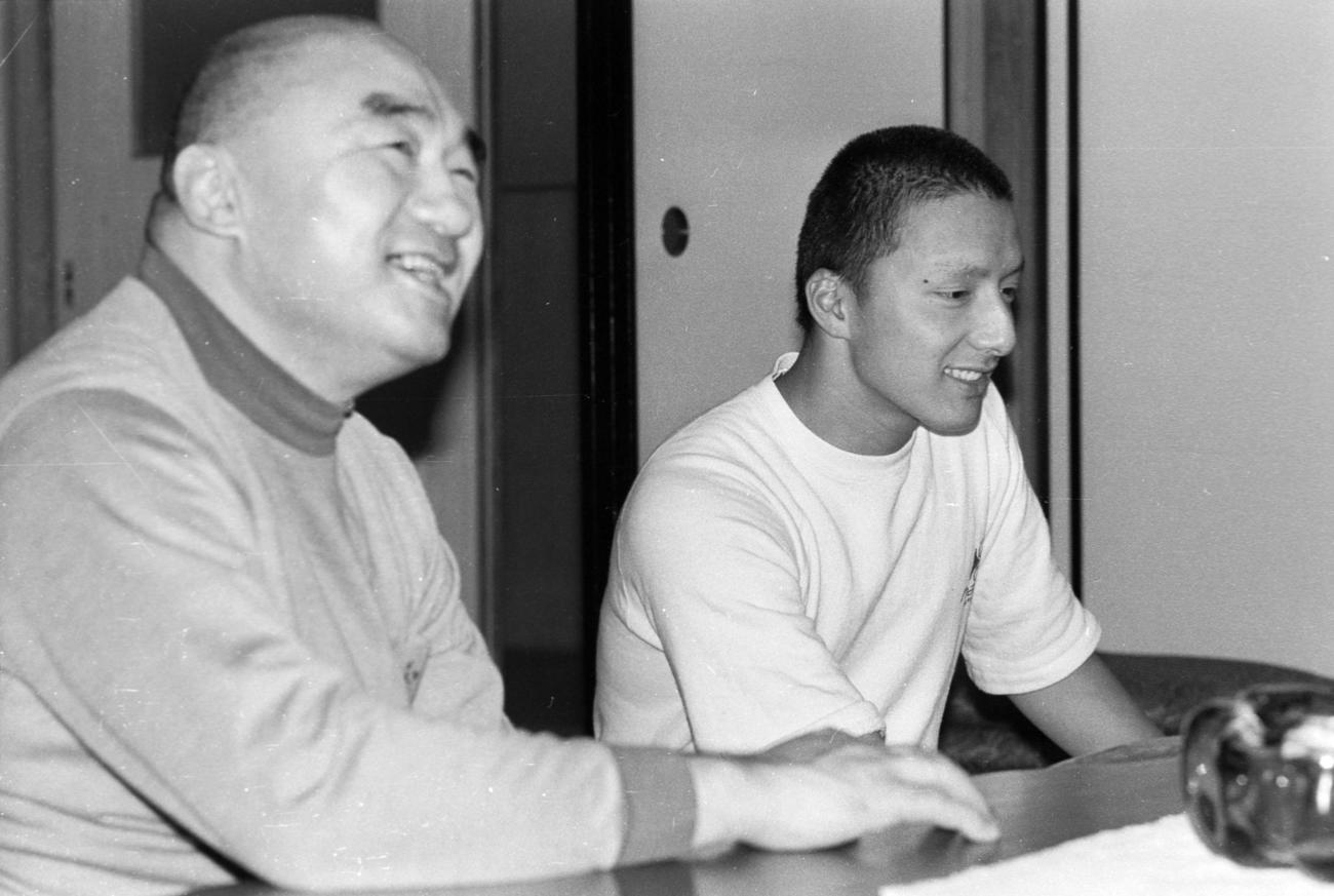 角界入りを決意した井筒親方（左＝元関脇鶴ケ嶺）の三男、福薗好文（右、寺尾、錣山親方）（1979年5月撮影）