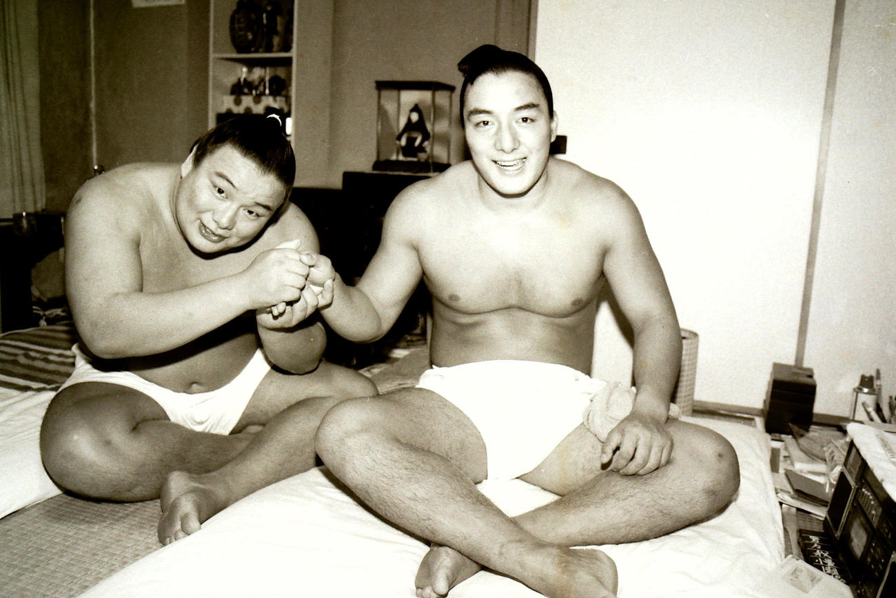 85年9月、井筒部屋で逆鉾から手のマッサージを受ける寺尾