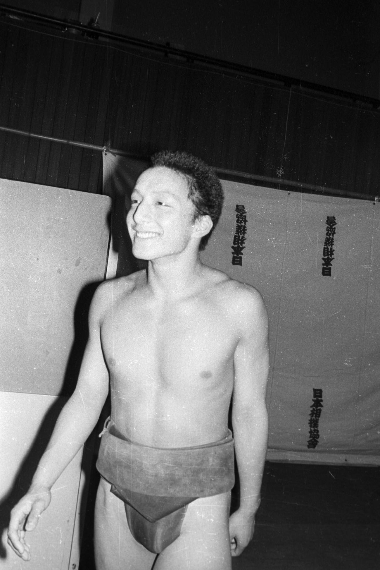 大相撲　名古屋場所4日目　夏場所千秋楽亡くなった母（節子さん享年47）の旧姓をしこ名に初土俵を踏んだ寺尾（本名・福薗好文、1963年2月2日生まれ、井筒3兄弟の末っ子、のち源氏山－寺尾、最高位関脇、錣山親方）は、前相撲で晴れの勝ち名乗りを受けた＝1979年7月4日　ネガ番号＝相撲62－3－5　＊入力藤野＊