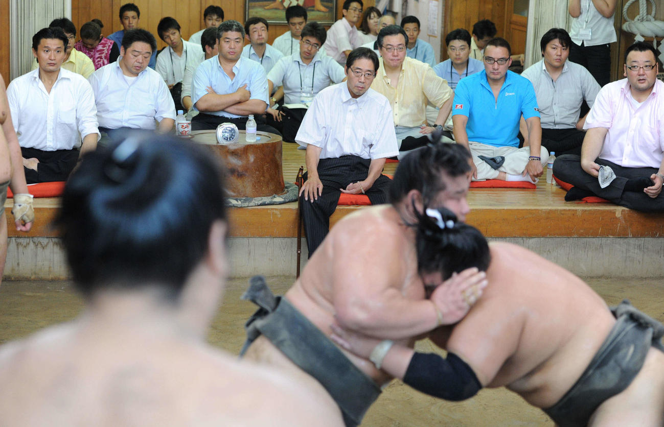 貴乃花派の連合げいこで弟子たちの動きを見る、左から貴乃花親方（元横綱・貴乃花）、常盤山親方（元小結・隆三杉）、大嶽親方（元十両・大竜）、間垣親方（元横綱・若乃花）、阿武松親方（元関脇・益荒雄）、錣山親方（元関脇・寺尾）、二子山親方（元前頭九枚目・光法）、音羽山親方（元大関・貴ノ浪）（2010年9月撮影）