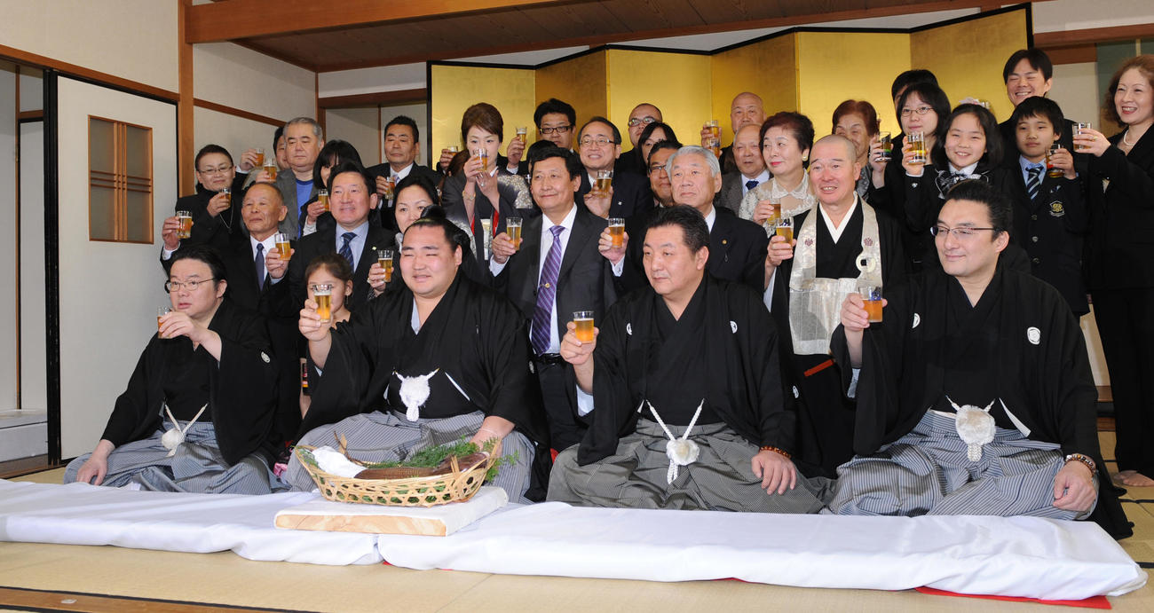 大関伝達式を終えて乾杯をする右から錣山親方、雷理事、鶴竜、井筒親方)（2012年3月撮影）