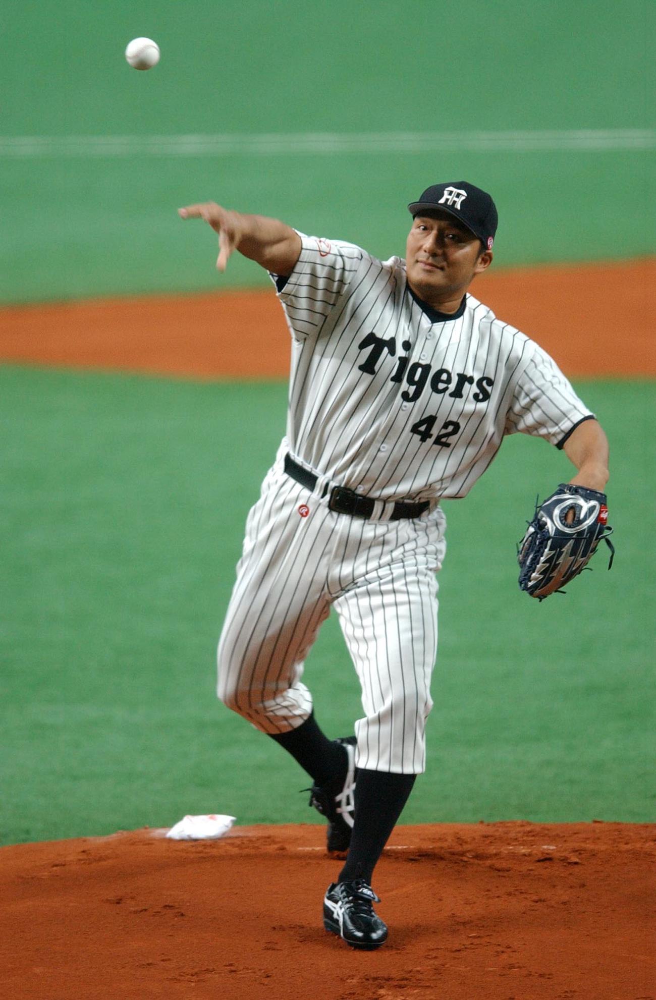 始球式を務めた元関脇寺尾の錣山親方（2003年8月撮影）