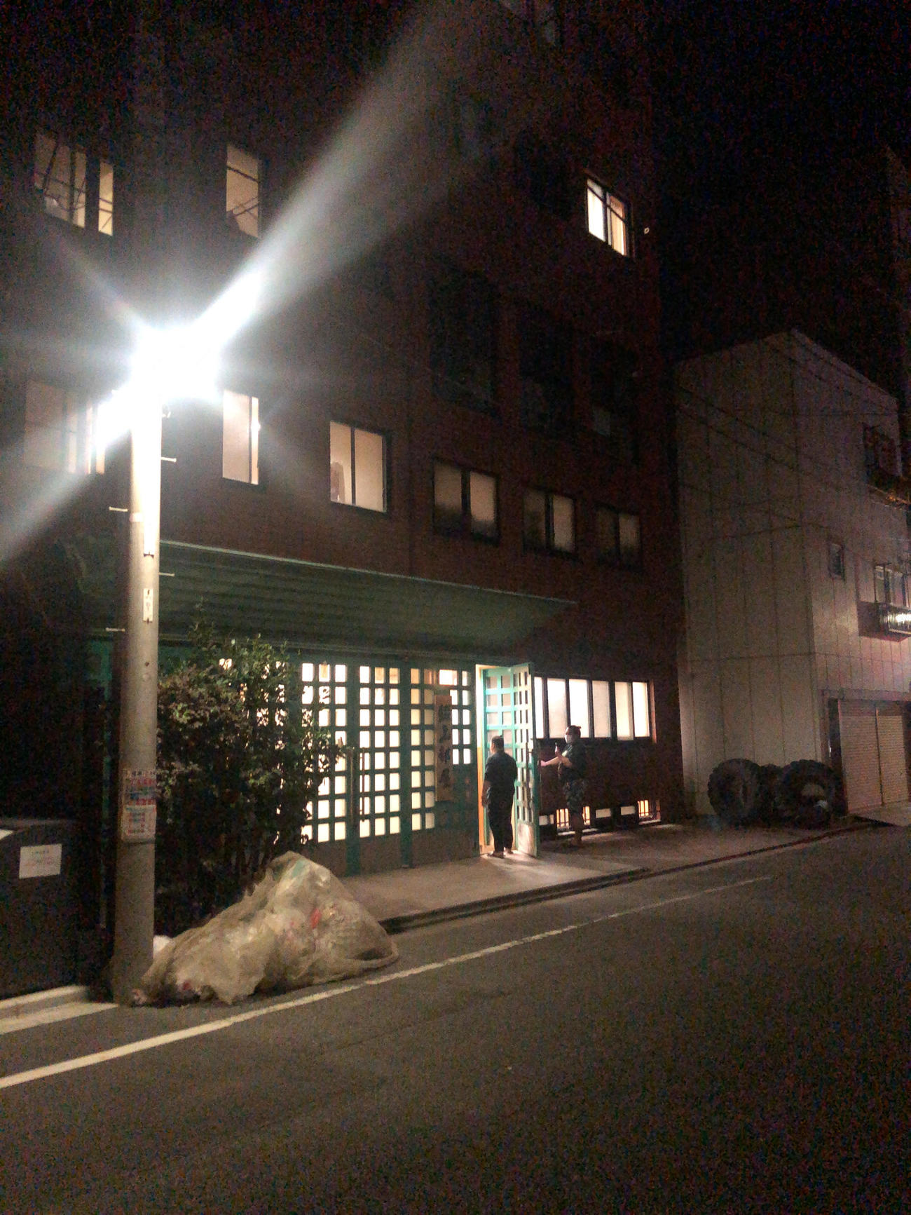 17日に東京都内の病院で死去した元関脇寺尾の錣山親方が師匠を務める錣山部屋では、同日午後9時ごろから、部屋の若い衆が部屋の掃除を始める姿が見られた（撮影・平山連）