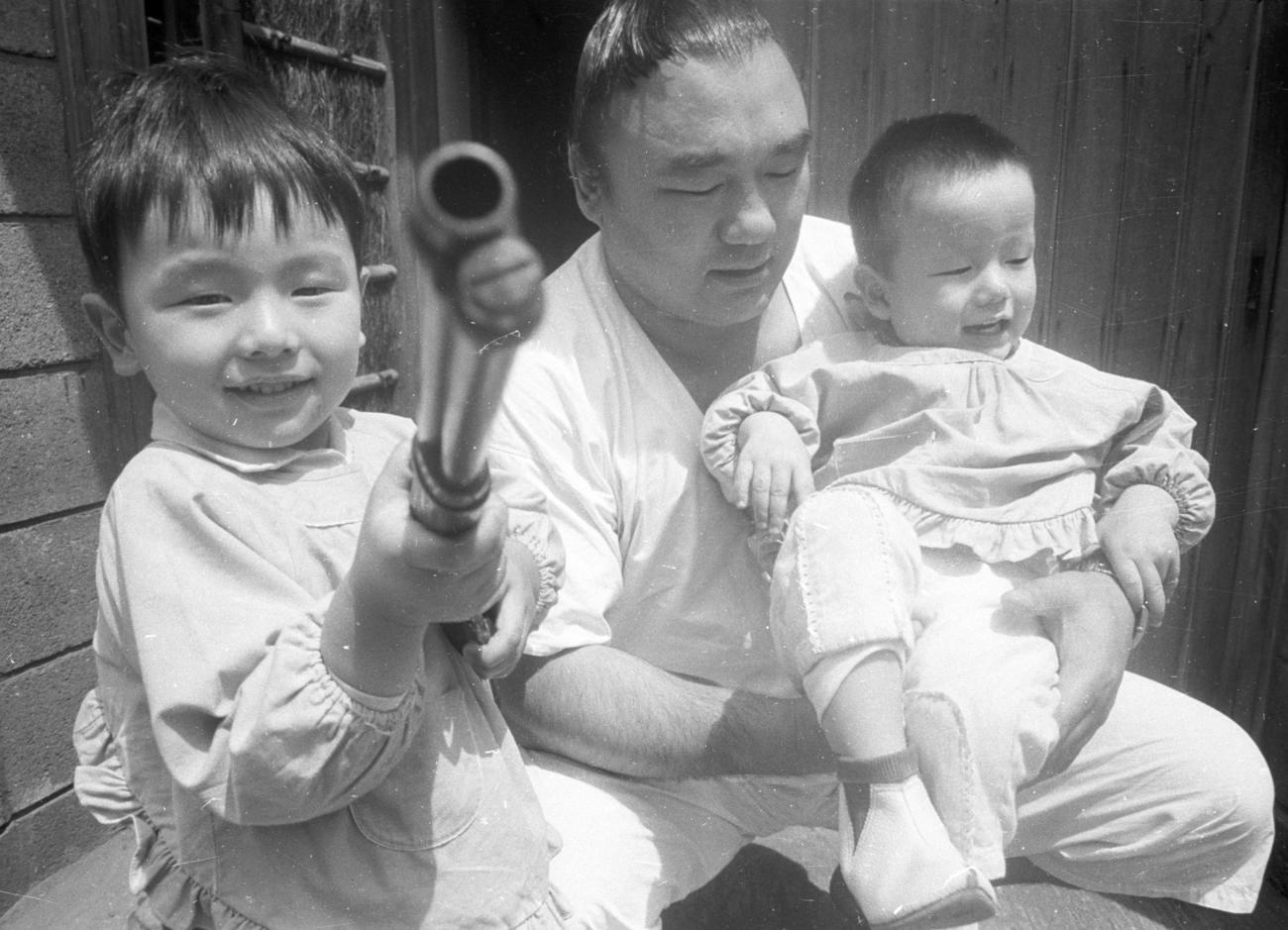 夏場所7度目の技能賞を獲得しくつろぐ鶴ケ嶺。左は次男好昭くん（2歳＝のち関脇逆鉾、井筒親方）、右は三男好文くん（3か月＝のち関脇寺尾、錣山親方）（1963年6月1日撮影）