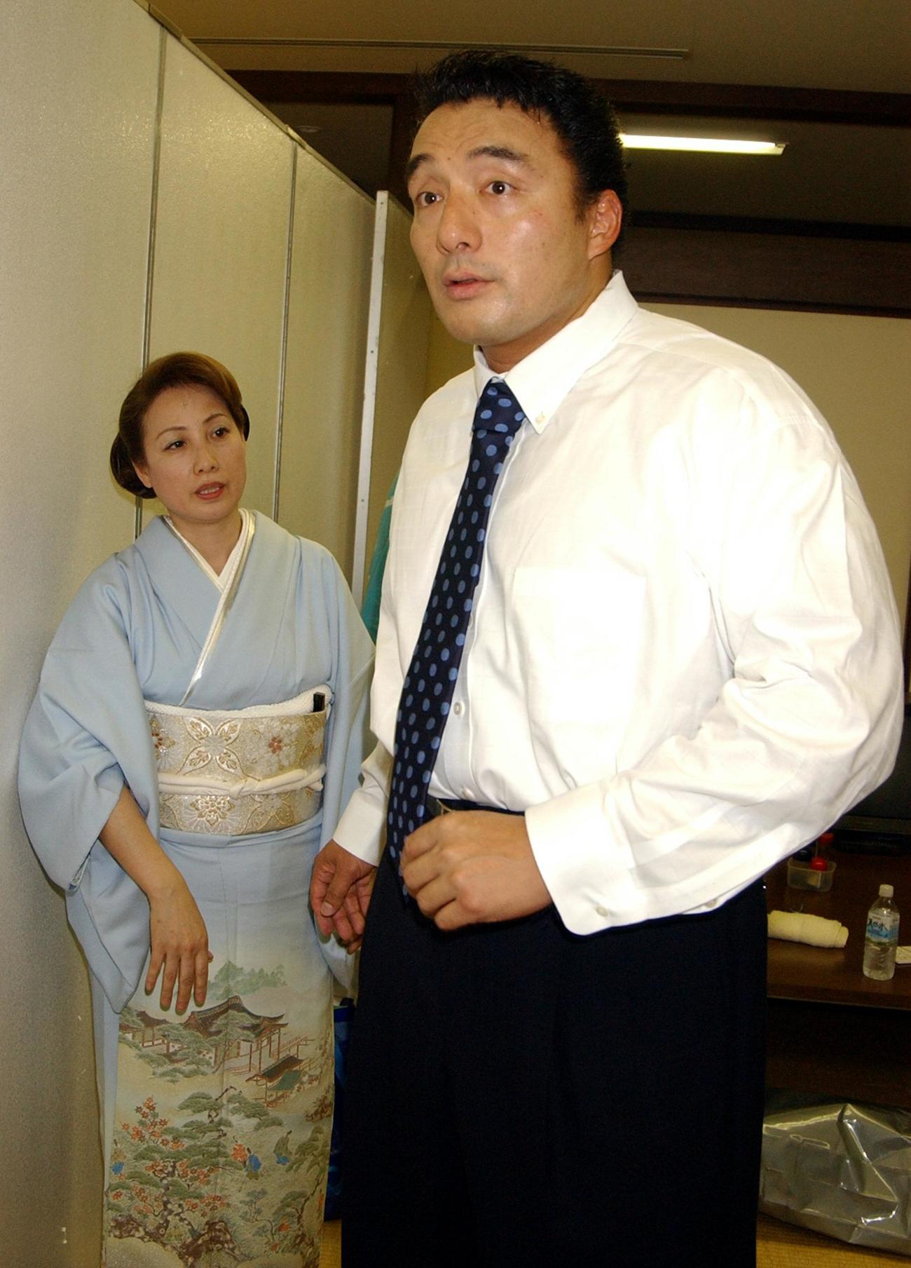 断髪式を終えネクタイ姿の寺尾とそれをまじまじと見つめる伊津美夫人（2003年5月撮影）