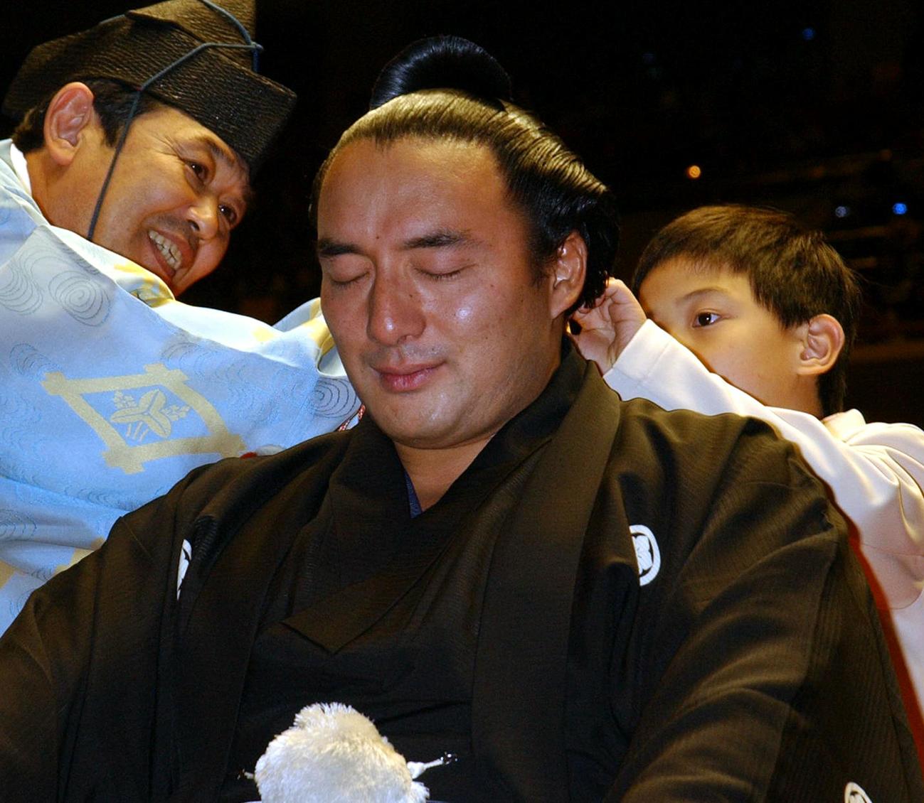 錣山親方を襲名する寺尾は断髪式で息子の晴也君の入れるはさみに思わず涙した（03年5月撮影）