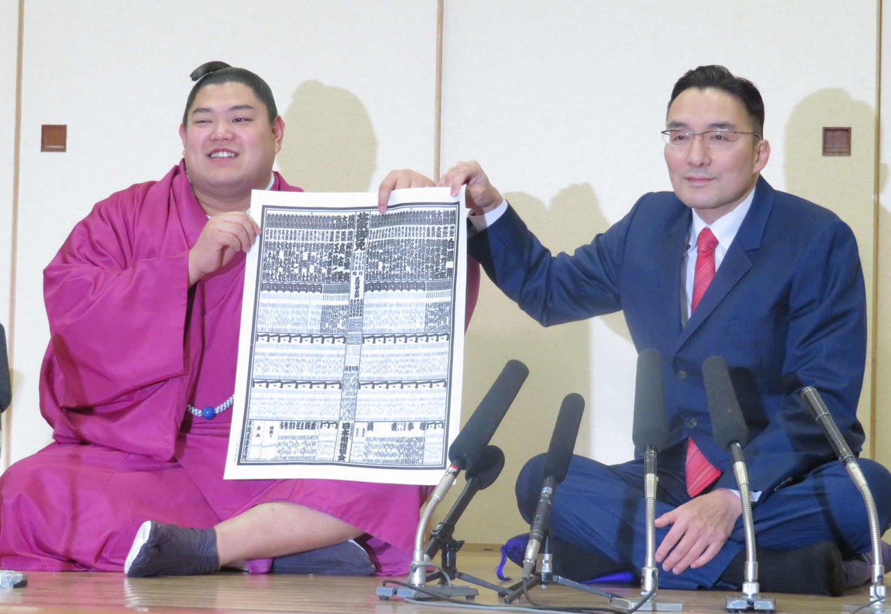 17年12月、錣山親方（右）は弟子阿炎の新入幕会見に臨む（2017年12月撮影）