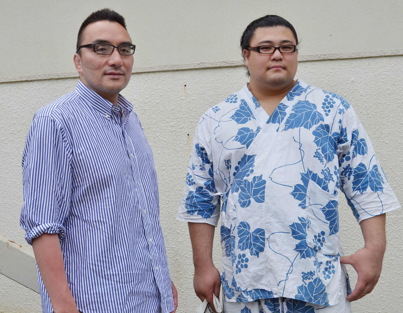 師匠の錣山親方（元関脇寺尾）と並んで取材に応じる寺尾丸改め寺尾（2013年6月撮影）