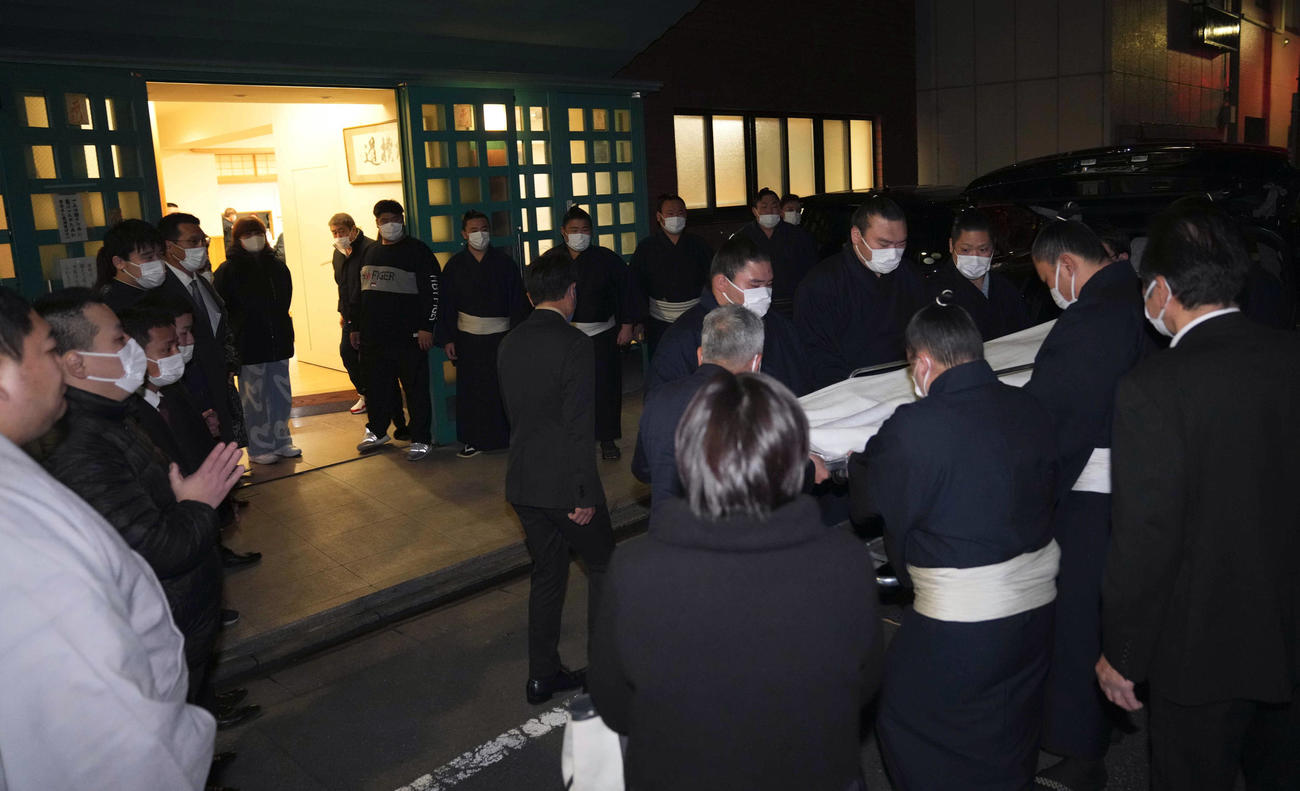 阿炎（手前左）ら弟子たちに見守られながら、錣山部屋に戻った錣山親方のご遺体（2023年12月17日）