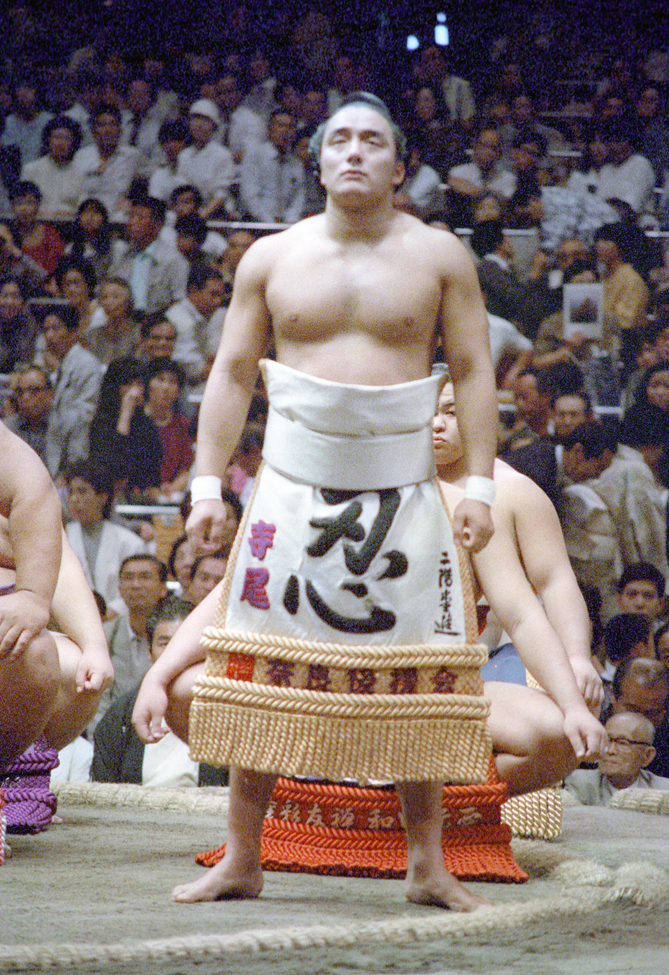 86年9月、土俵入りする東前頭8枚目の寺尾