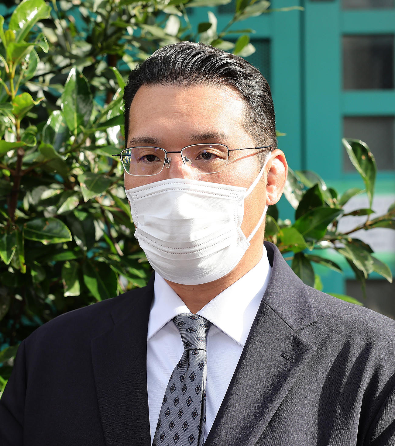 錣山部屋の前で取材に応じる元豊真将の立田川親方（撮影・足立雅史）