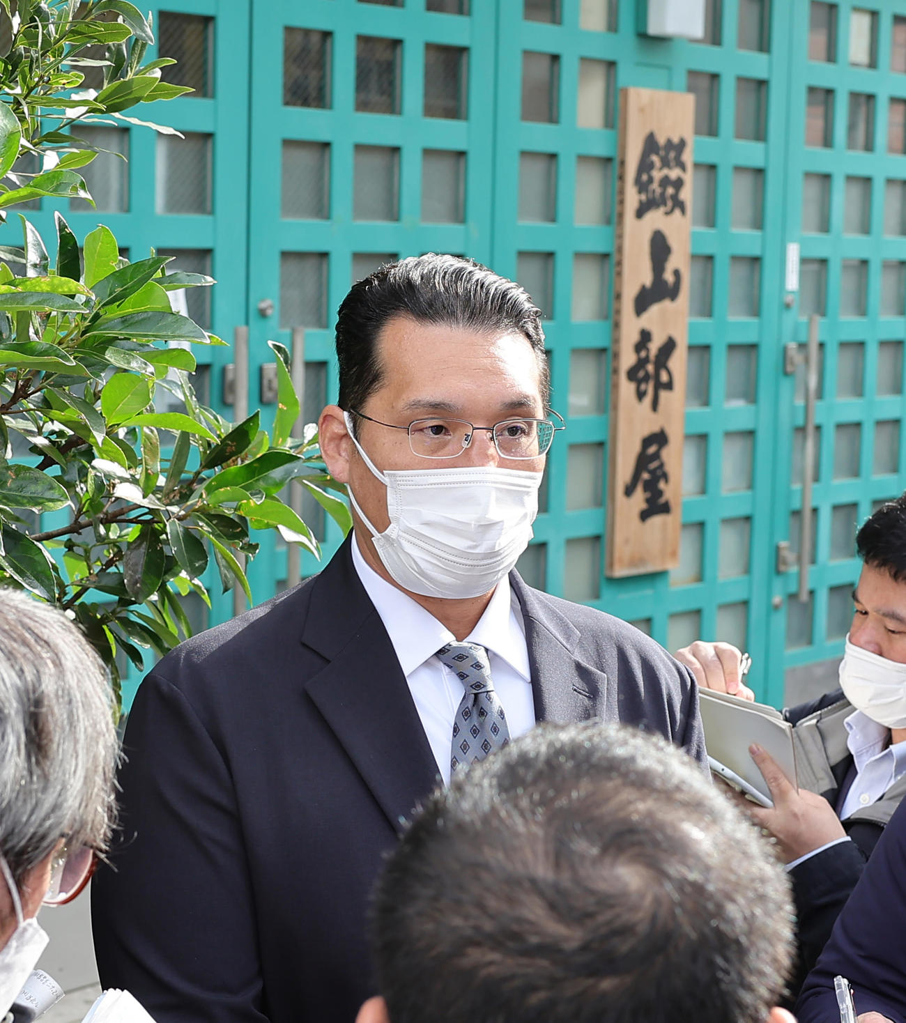 錣山部屋の前で取材に応じる元豊真将の立田川親方（撮影・足立雅史）