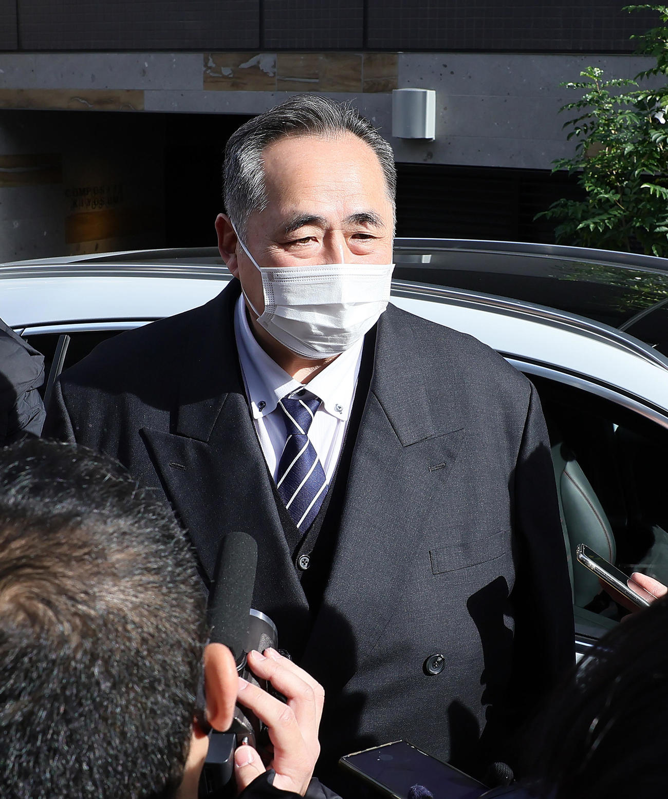 錣山部屋に弔問に訪れ、取材に応じる元横綱大乃国の芝田山親方（撮影・足立雅史）