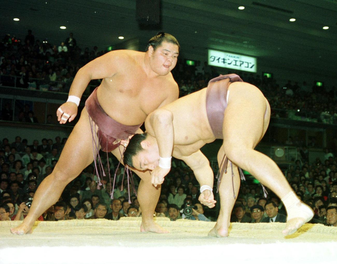 大相撲春場所7日目　北勝海（左）は寺尾を引き落としで破る（89年3月18日撮影）　