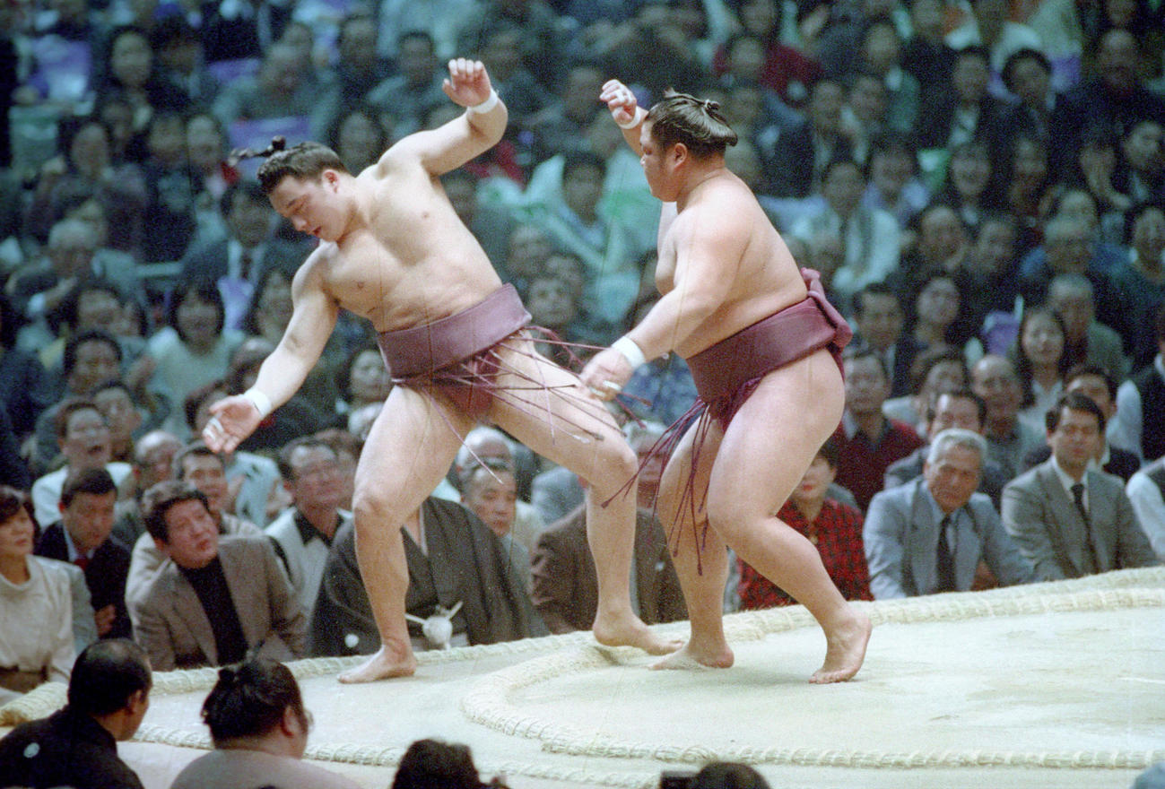 西横綱北勝海（突き出し）西前頭3枚目寺尾　寺尾（左）を突き出し4連勝の北勝海（右）（1988年3月16日撮影）