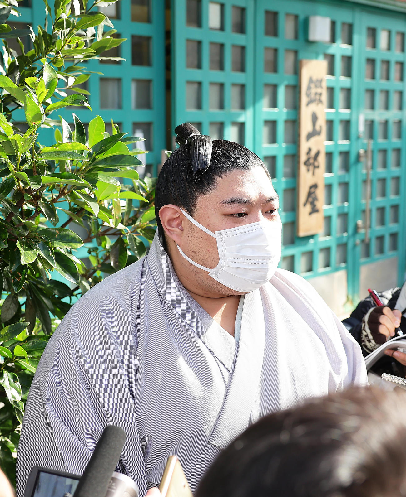 錣山部屋の前で取材に応じる阿炎（撮影・足立雅史）