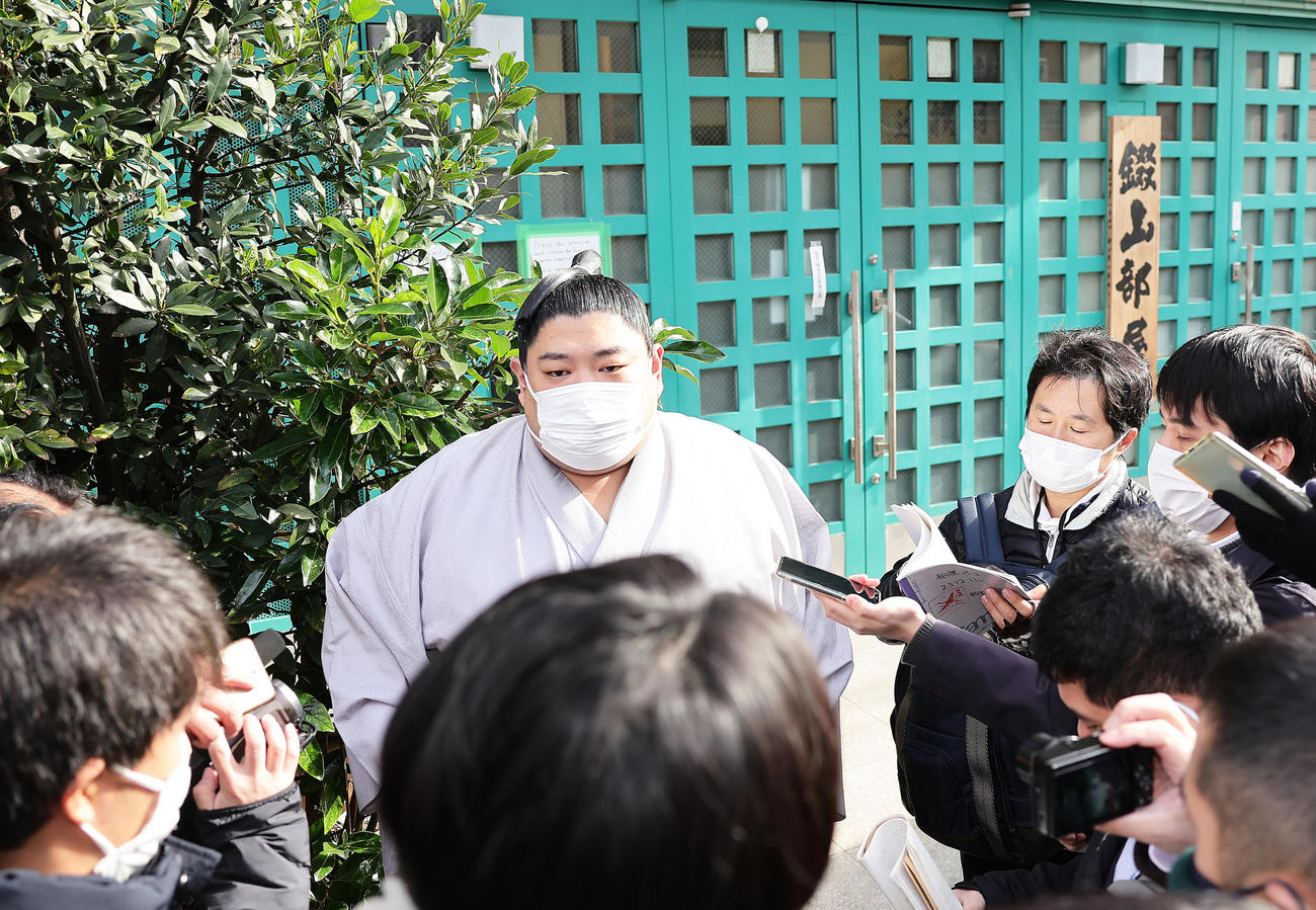 錣山部屋の前で取材に応じる阿炎（撮影・足立雅史）