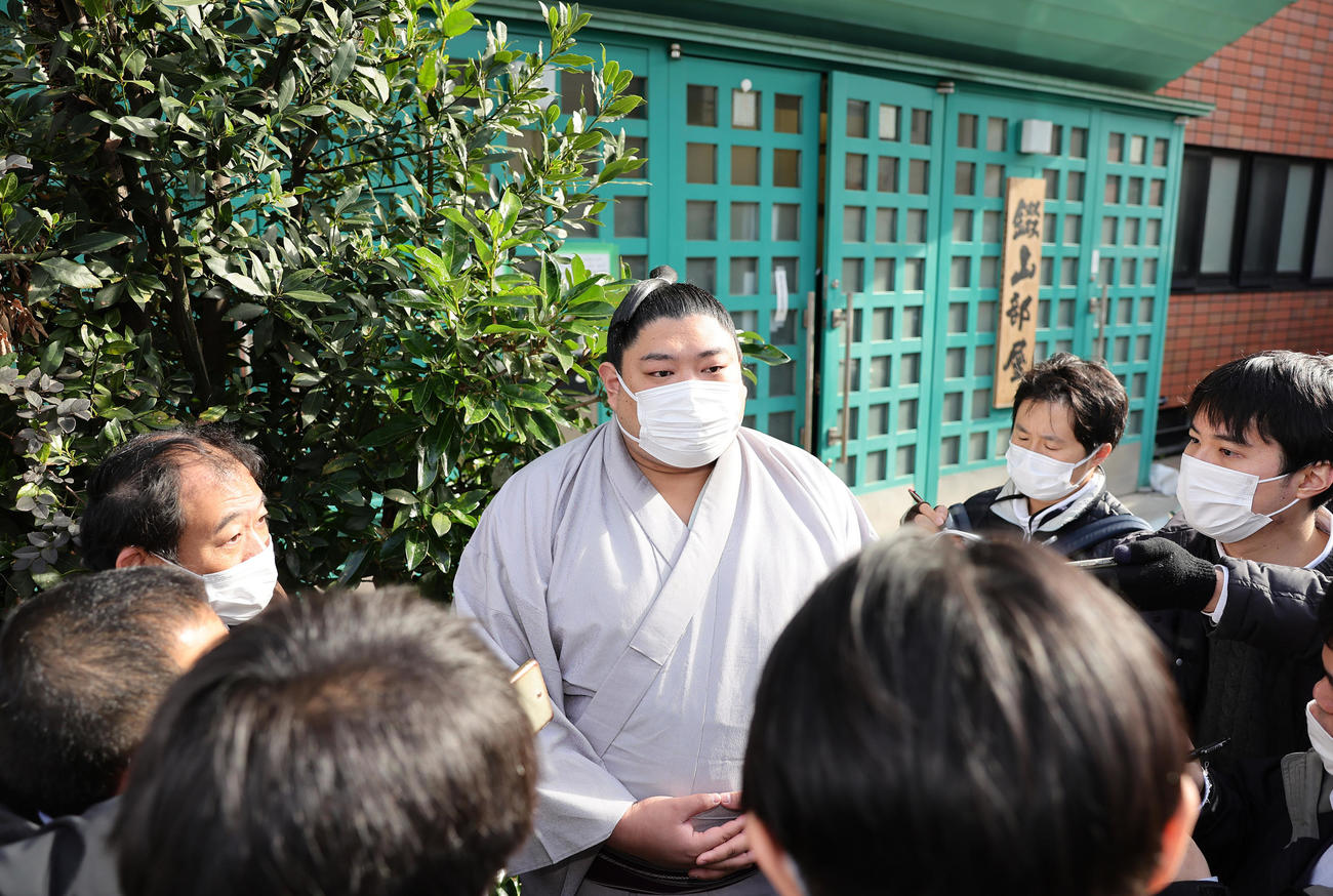 錣山部屋の前で取材に応じる阿炎（撮影・足立雅史）
