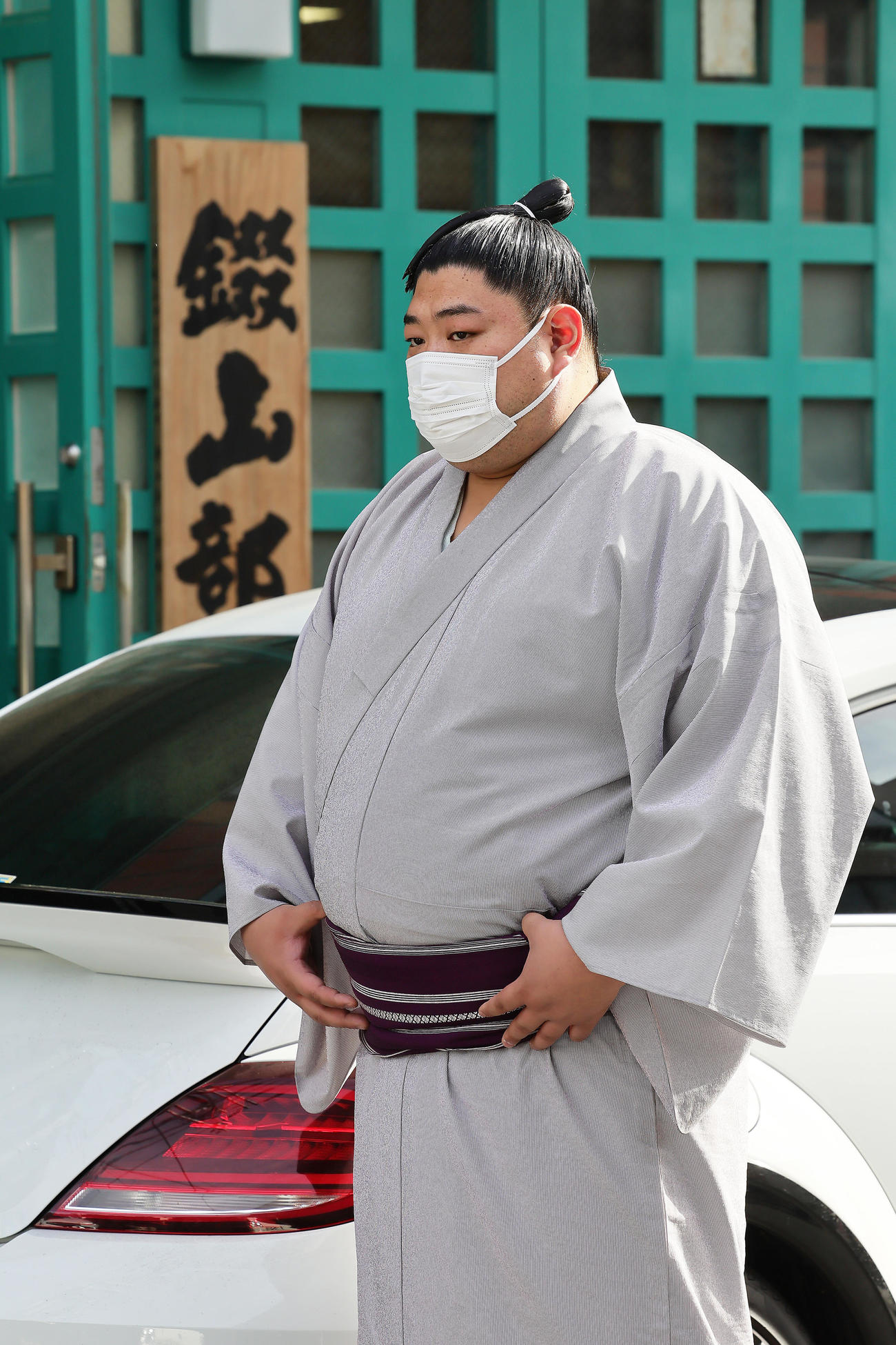 錣山部屋に弔問に訪れた関係者を見送る阿炎（撮影・足立雅史）