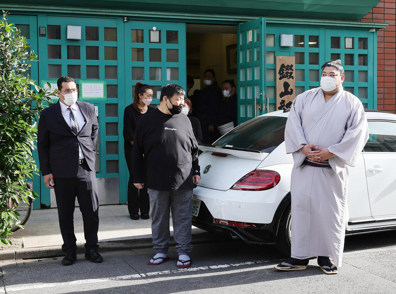 錣山部屋に弔問に訪れた関係者を見送る阿炎（右端）、元豊真将の立田川親方（左端）ら（撮影・足立雅史）