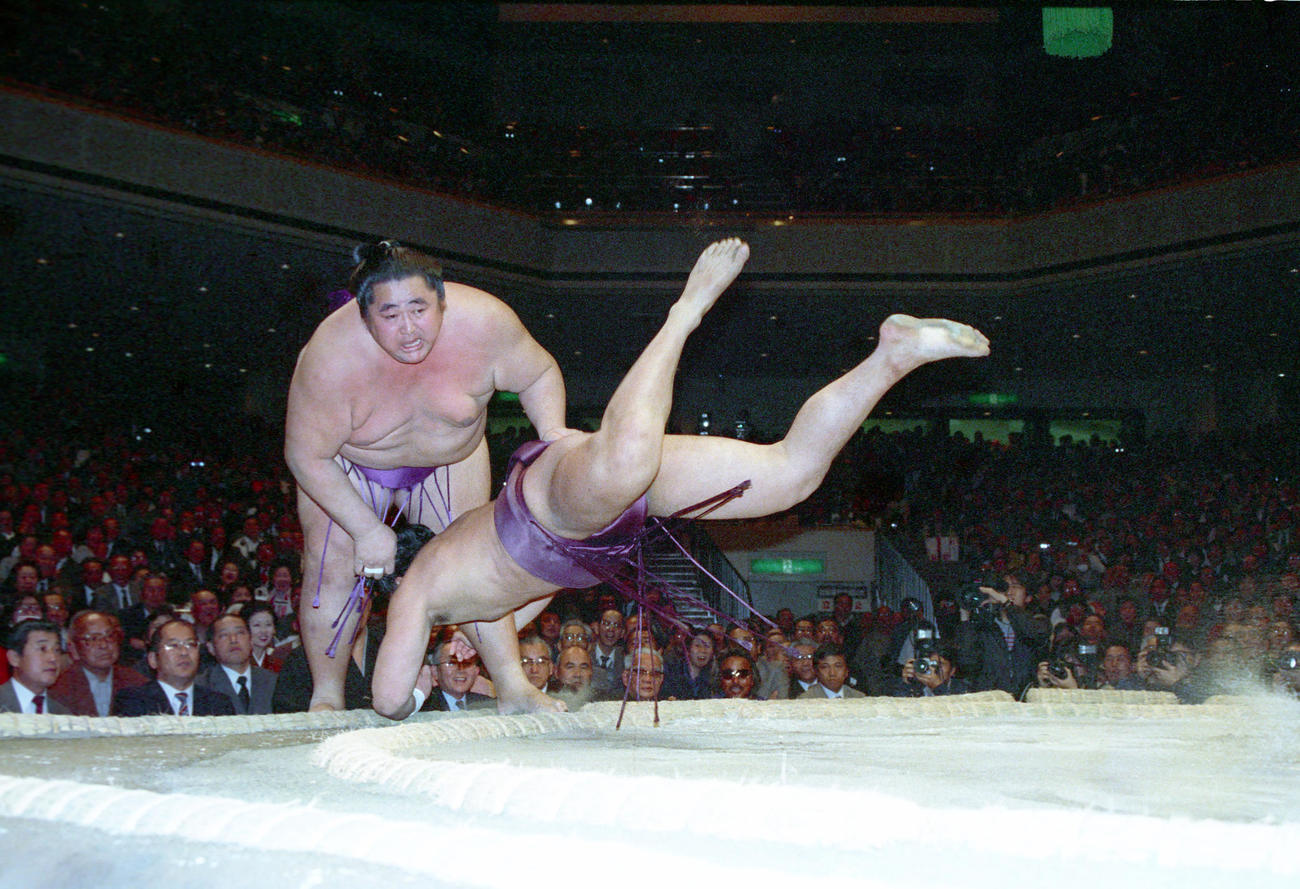 大相撲　初場所2日目　東前頭3枚目寺尾（押し出し）西張出横綱大乃国　85キロ差をものともせず、のど輪、突っ張りと正攻法で大乃国（左）を押し込み、最後は左足を渡し込むように押し出し、対横綱8戦目で初金星を挙げた寺尾（右）（1988年1月11日撮影）　