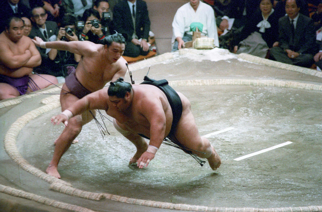 1989年1月12日　寺尾（左）の引き落としに倒れる小錦