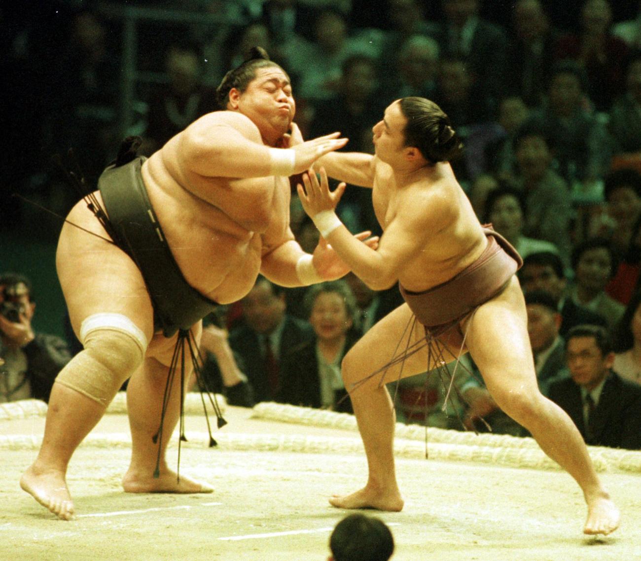 1989年3月13日　寺尾（右）を攻める小錦