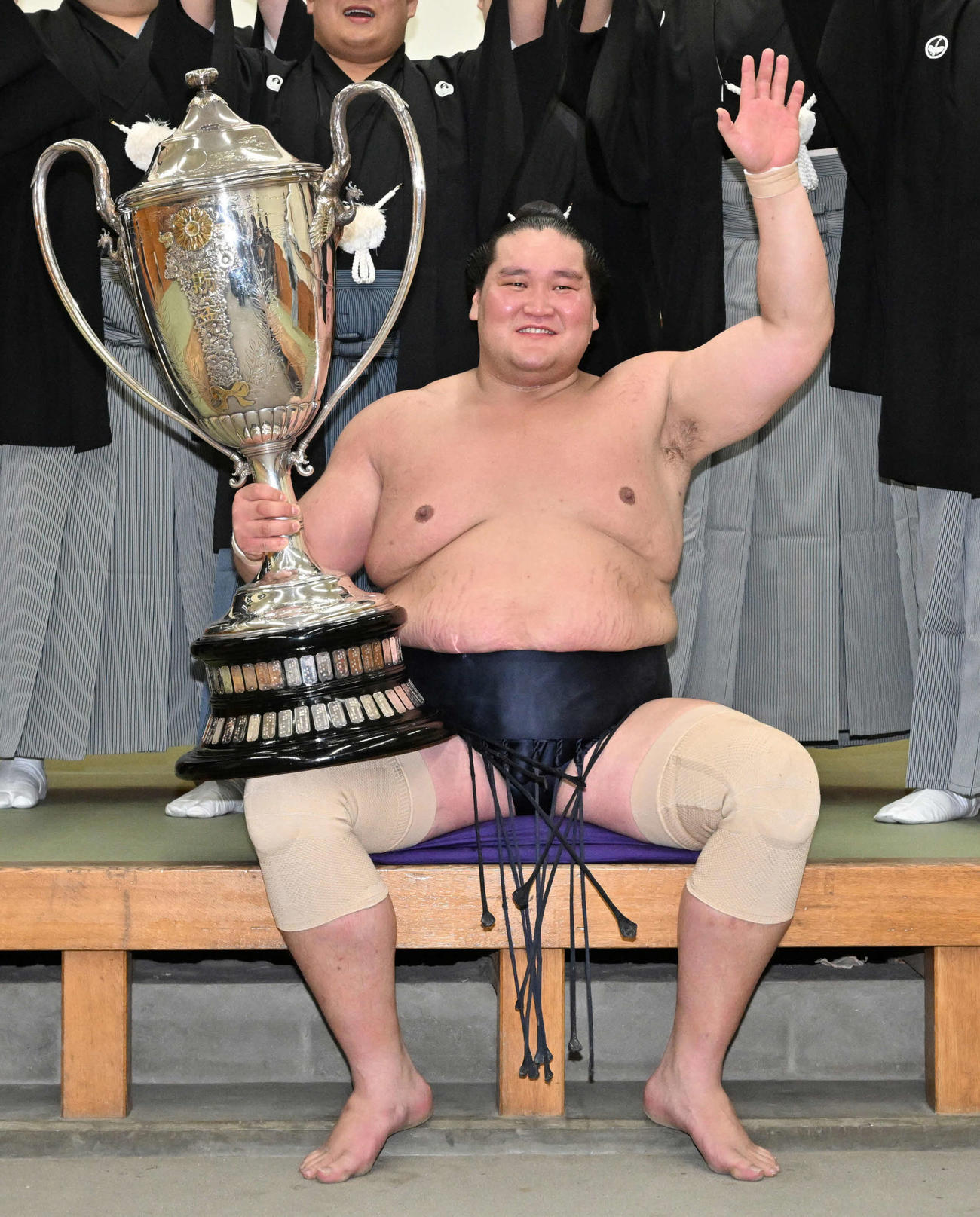 2023年５月の夏場所で優勝して賜杯を手にする横綱照ノ富士