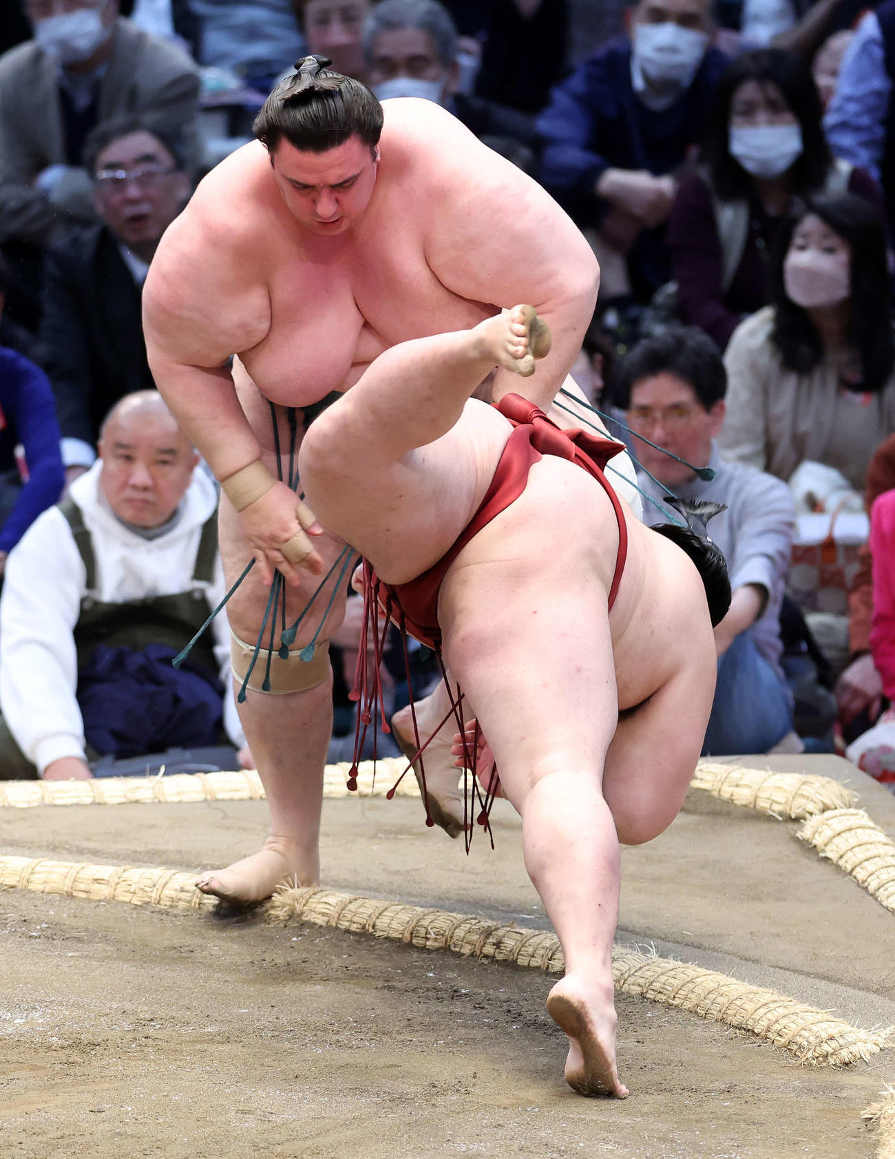 碧山（左）を押し出しで破る隆の勝（撮影・鈴木正人）