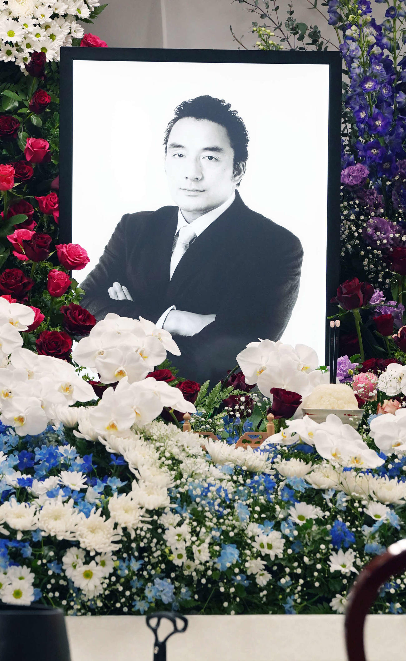 通夜が営まれた錣山親方の祭壇には腕組みをする遺影が飾られていた（撮影・小沢裕）