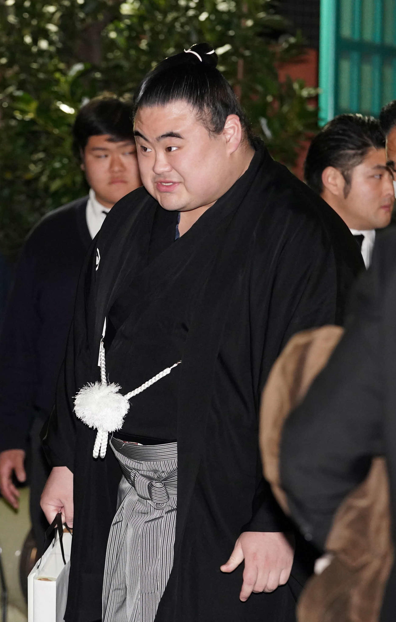 錣山親方の通夜に弔問に訪れた隆の勝（撮影・小沢裕）